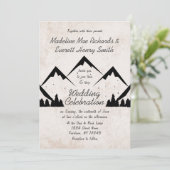 Rustieke bergen en dennenbomen bruiloft uitnodigin kaart (Staand voorkant)