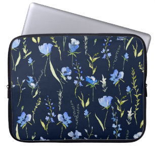 Rustieke blauwe bloemen: botanische illustratie. laptop sleeve