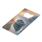 Rustieke blauwe boot Morning Sky Reflection Creditkaart Flessenopener (Voorkant Gekanteld)