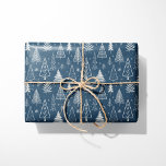 Rustieke blauwe en witte kerstbomen cadeaupapier<br><div class="desc">Dit feestelijke papier heeft een reeks grillige,  met de hand getekende kerstbomen in helder wit,  tegen een rijke marineblauwe achtergrond. De speelse mix van design en delicate sneeuwvlokken creëer is een magische,  winterse bosscène die zowel traditioneel als modern aanvoelt.</div>