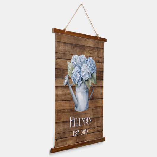 Rustieke blauwe hortensia gieter gepersonaliseerd hangend wandkleed (Gebogen)