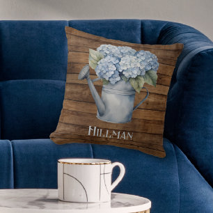 Rustieke blauwe hortensia gieter gepersonaliseerd kussen