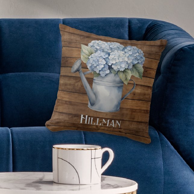 Rustieke blauwe hortensia gieter gepersonaliseerd kussen (Rustic Blue Hydrangea Watering Can Personalized Throw Pillow
)