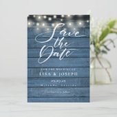 Rustieke blauwe houten slingerlichtjes script brui save the date (Staand voorkant)