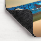 Rustieke blauwe roeiboot op Calm Lake Muismat (Hoek)