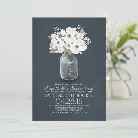 Rustieke Bloemen Mason Jar bruiloft uitnodiging (Staand voorkant)