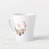Rustieke bloemenkrans met uw monogram latte mok (Linkerhoek)