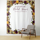 Rustieke bloemige bruidsbruiloft fotocabine achter wandkleed (In situ)