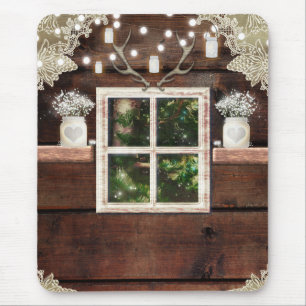 Rustieke blokhutvenster met uitzicht op pijnboom muismat