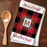 Rustieke boerderij Buffalo Check Monogram Kerstmis Theedoek<br><div class="desc">Vier het vakantieseizoen met deze aanpasbare keukentheedoek met een rustiek rood en zwart buffelruitpatroon met een groene vakantiekrans en een aanpasbaar initiaal. Twee extra aanpasbare tekstgebieden met de tekst "Merry and Bright and Baked Just Right" en een extra vleugje charme in landelijke stijl. Personaliseer dit ontwerp met je eigen tekst...</div>