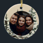 Rustieke Boerderij Country Christmas Keramisch Ornament<br><div class="desc">Een rustieke waterverf schuur en groenblijvende boompjes maken deze kerstversieringen perfect voor boerenliefhebbers en landliefhebbers. Gemakkelijk aanpassen om een speciaal cadeau te maken deze kerst.</div>