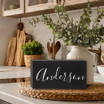 Rustieke boerderij Monogram teken Houten Kist Print<br><div class="desc">Aangepaste boerderij muurkunst met jouw naam monogram op een faux krijtbord achtergrond. Pas het aan met je eigen tekst en afbeeldingen om een uniek en uniek teken te creëer.</div>