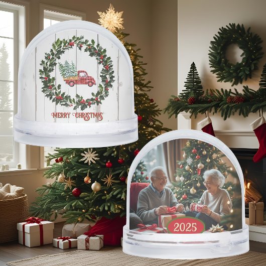 Rustieke boerderij rode vrachtwagen op hout sneeuwbol