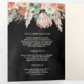 Rustieke Boho aardse bloemige pampas zwart bruilof Drieluik Uitnodiging (Binnenzijde eerst)