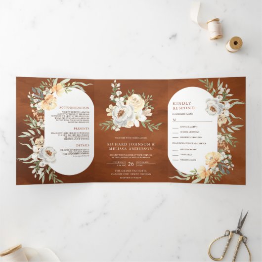 Rustieke Boho aardse perzik bloemige terracotta br Drieluik Uitnodiging (Binnen)