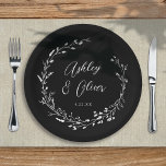 Rustieke Boho Black Wildflower Botanische bruiloft Papieren Bordje<br><div class="desc">Dit elegante bruiloft papier bord heeft een chique zwarte achtergrond met handgetekende wildflower krans en elegante typografie in wit. Het is een perfect ontwerp voor een rustieke maar toch elegante bruiloft en coördineert met onze Rustic Wildflowers collectie... Bekijk het collectie voor meer items!</div>