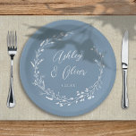 Rustieke Boho Dusty Blue Wildflower Bloemen Bruilo Papieren Bordje<br><div class="desc">Dit elegante bruiloft papieren bord heeft een mooie stoffige blauwe achtergrond met handgetekende wildflower krans en elegante typografie in het wit. Het is een perfect ontwerp voor een rustieke maar toch elegante bruiloft en coördineert met onze Rustic Wildflowers collectie... Bekijk het collectie voor meer items!</div>
