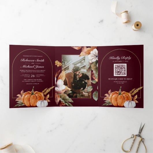 Rustieke Boho Pompoen Foto QR Code Bourgogne Huwel Drieluik Uitnodiging (Binnen)