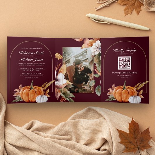 Rustieke Boho Pompoen Foto QR Code Burgundy Trouwe Drieluik Uitnodiging