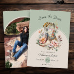 Rustieke Boho Westerne laarzen Floral Foto Save The Date<br><div class="desc">Foto Save the Date met bohemian bloemenlaarzen, rozen en landbloemen. Het ontwerp heeft en klassieke letters, geplaatst in een elegante boogvorm, op een basiskleur van salie groen en neutraal beige. Perfect voor boho bloemen, western, paardensport, rodeo en rustieke landelijke thema's op elk moment van het jaar. Voor het coördineren van...</div>
