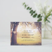 Rustieke boom en gesneden hart Save the Date Aankondigingskaart (Staand voorkant)