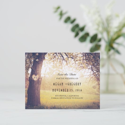 Rustieke boom en gesneden hart Save the Date Aankondigingskaart (Staand voorkant)