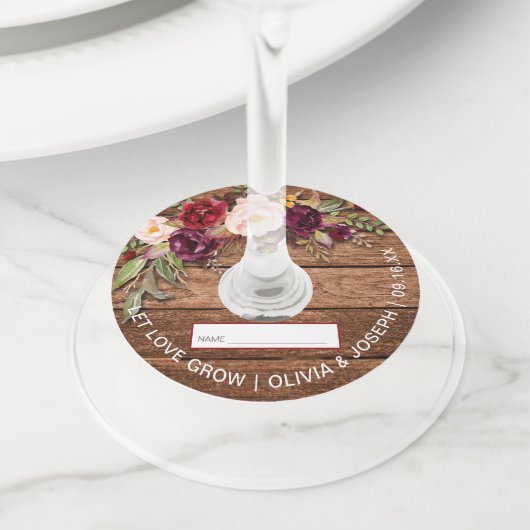 Rustieke bordeaux bloem houten trouw wijnglaslabel (Dichtbij)