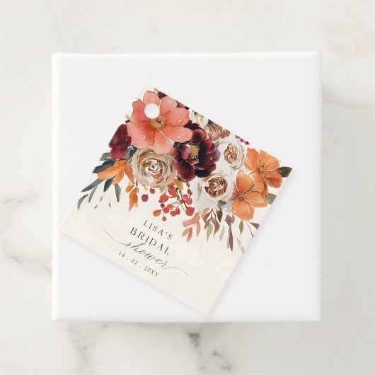 Rustieke bordeauxkleurige bloemrijke herfst bruids bedankjes labels (In situ)