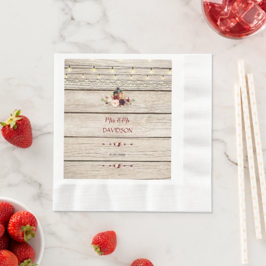 Rustieke bordeauxrode bloemenlantaarn oude schuur  servet (Insitu)