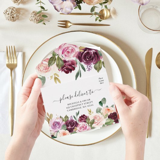 Rustieke bordeauxroze waterverf bloemen & gouden d all in one uitnodiging