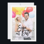 Rustieke borstel hand belettering foto Sla onze da Save The Date<br><div class="desc">Een stijlvolle verticale save the date platte kaart met borstel moderne kalligrafie met bladeren patroon. Personaliseer deze kaart door uw eigen foto en details toe te voegen. Er is een platte kaart versie beschikbaar.</div>