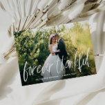 Rustieke borstel typografie bruiloft fotokaart bedankkaart<br><div class="desc">Rustiek penseelscript overlay ontwerp met een mooie bruid en bruidegom foto. Je kunt de boodschap aan de achterkant en de afbeeldingen personaliseren.</div>