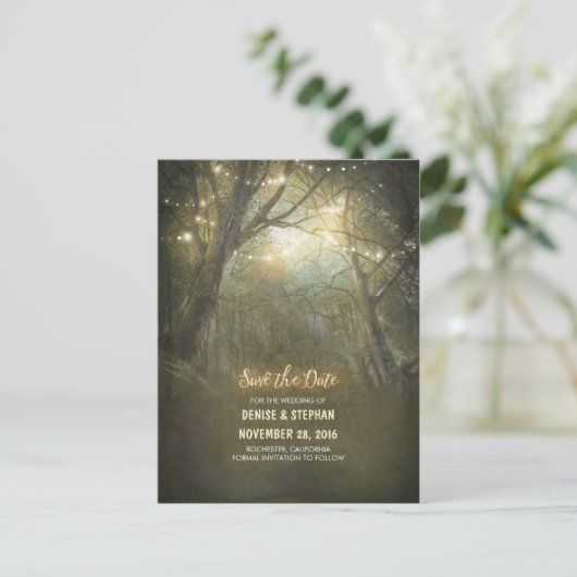 Rustieke bos lichte snaren opslaan van de datum aankondigingskaart (Staand voorkant)