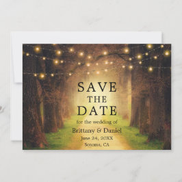 Rustieke bospad bruiloft snoerlichten save the date