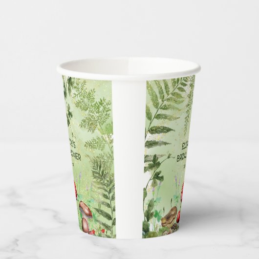 Rustieke bossen groen paddenstoelen schimmels vare papieren bekers (Links)