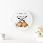 Rustieke Botanische herfst pompoen herfst bruiloft Grote Klok<br><div class="desc">Rustieke Botanische herfst pompoen herfst bruiloft grote klok. Alle teksten zijn vooraf voor u geregeld om gemakkelijk en snel te personaliseren met uw eigen gegevens.</div>