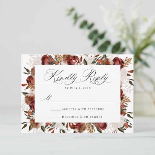 Rustieke Bourgogne en Ivoor Rozen Bruiloft RSVP Kaartje (Staand voorkant)