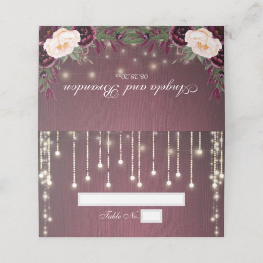 Rustieke Bourgogne Hout & String Lights Bruiloft Plaatskaartje (Buitenkant ongevouwen)