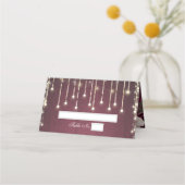 Rustieke Bourgogne Hout & String Lights Bruiloft Plaatskaartje (Voorkant)