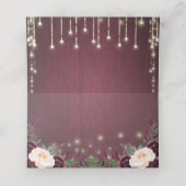 Rustieke Bourgogne Hout & String Lights Bruiloft Plaatskaartje (Binnenkant ongevouwen)