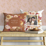 Rustieke Bourgogne Terracotta Floral bruiloft foto Kussen<br><div class="desc">Elegante bruiloft keepsake kussen met prachtige rustieke bloemen. Personaliseer het met uw namen,  trouwdatum en foto.</div>