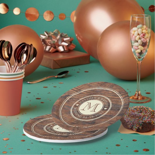 Rustieke bruiloft hart Monogram in donkere walnoot Papieren Bordje (Multi)