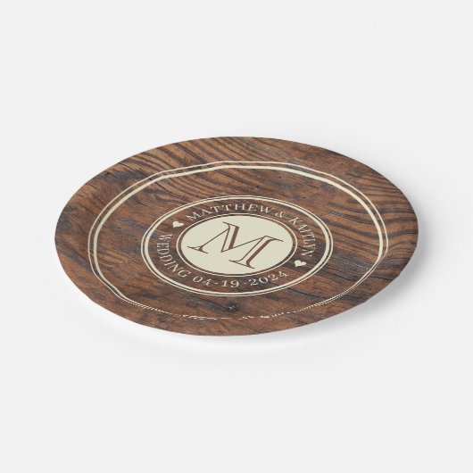 Rustieke bruiloft hart Monogram in donkere walnoot Papieren Bordje (Gekanteld)