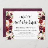 Rustieke bruiloftsinvitaties met burgundy bloemmot kaart (Voorkant / Achterkant)