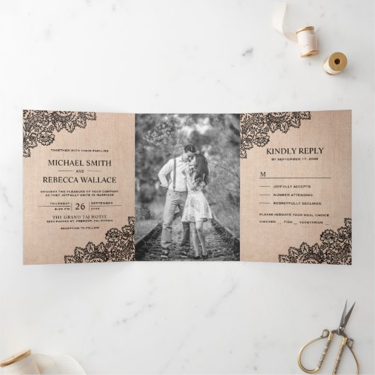 Rustieke Burlap en Black Lace Trouwfoto Drieluik Uitnodiging (Binnen)