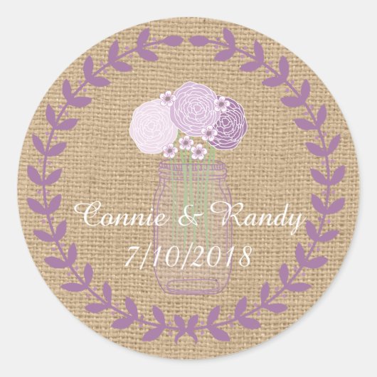 Rustieke Burlap en Paarse Mason Jar Flowers Bruilo Ronde Sticker (Voorkant)