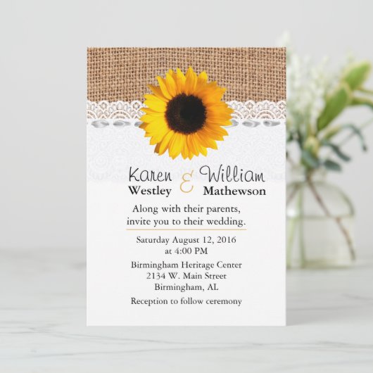Rustieke Burlap en Zonnebloem bruiloft uitnodiging (Staand voorkant)