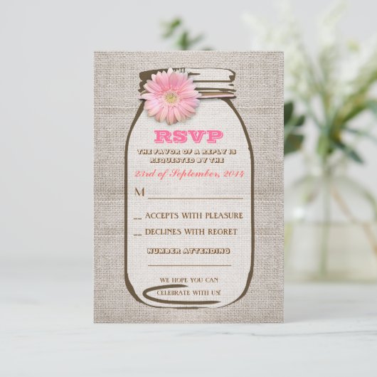 Rustieke Burlap Mason Jar Pink Gerbera bruiloft RS RSVP Kaartje (Staand voorkant)