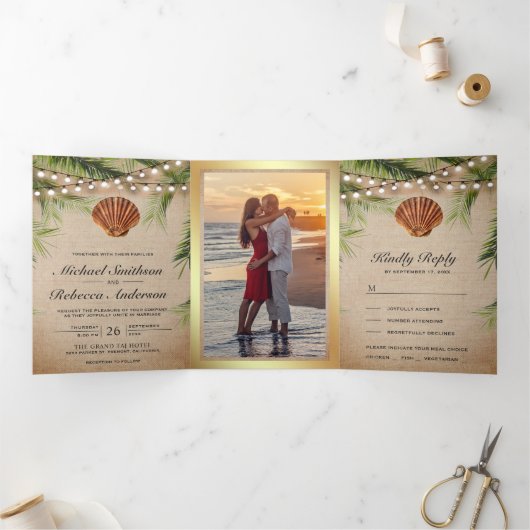 Rustieke Burlap Tropische Palm Leaf Seashell Bruil Drieluik Uitnodiging (Binnen)