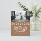 Rustieke Calligraphic Faux Burlap Save the Date Aankondigingskaart (Staand voorkant)